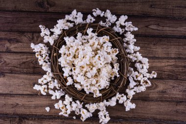 Taze Salty popcorn ahşap arka plan üzerinde pişmiş.