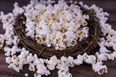 Taze Salty popcorn ahşap arka plan üzerinde pişmiş.
