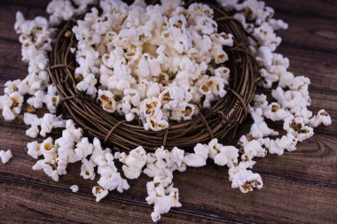 Taze Salty popcorn ahşap arka plan üzerinde pişmiş.