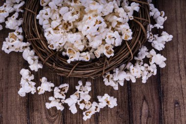 Taze Salty popcorn ahşap arka plan üzerinde pişmiş.