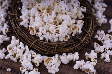 Taze Salty popcorn ahşap arka plan üzerinde pişmiş.