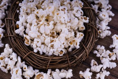 Taze Salty popcorn ahşap arka plan üzerinde pişmiş.