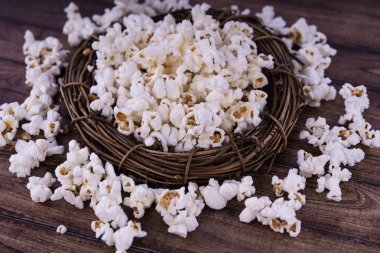 Taze Salty popcorn ahşap arka plan üzerinde pişmiş.