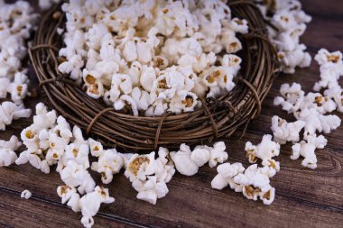 Taze Salty popcorn ahşap arka plan üzerinde pişmiş.