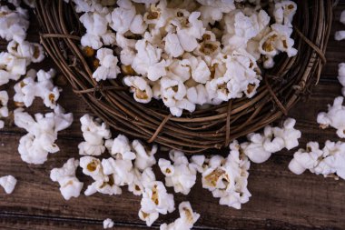 Taze Salty popcorn ahşap arka plan üzerinde pişmiş.