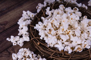 Taze Salty popcorn ahşap arka plan üzerinde pişmiş.