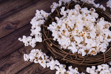 Taze Salty popcorn ahşap arka plan üzerinde pişmiş.