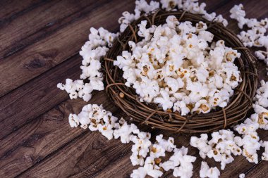 Taze Salty popcorn ahşap arka plan üzerinde pişmiş.