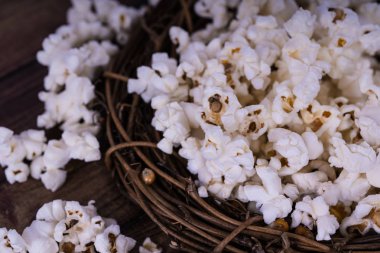 Taze Salty popcorn ahşap arka plan üzerinde pişmiş.