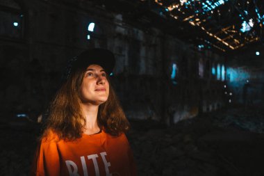 Terk edilmiş bir binada poz bir genç kız portresi