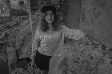 Terk edilmiş bir binada poz bir genç kız portresi