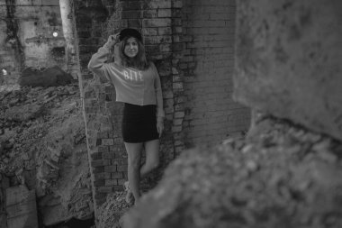 Terk edilmiş bir binada poz bir genç kız portresi