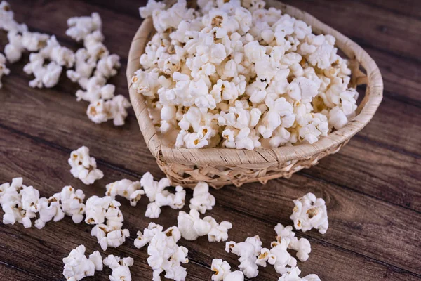 Taze Salty popcorn ahşap arka plan üzerinde pişmiş.