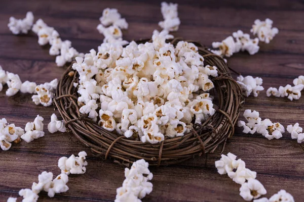 Taze Salty popcorn ahşap arka plan üzerinde pişmiş.