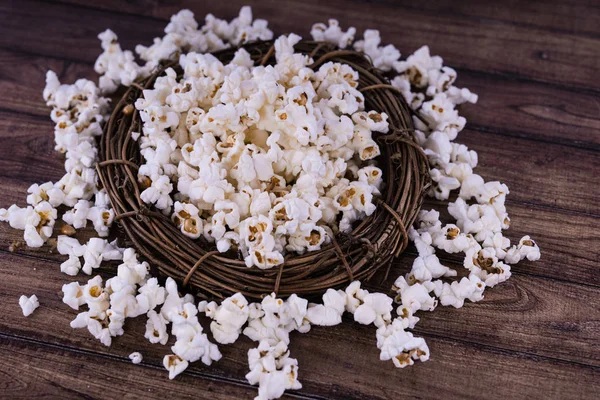 Taze Salty popcorn ahşap arka plan üzerinde pişmiş.