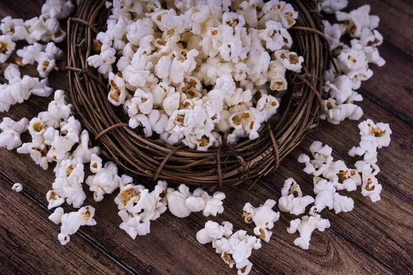 Taze Salty popcorn ahşap arka plan üzerinde pişmiş.