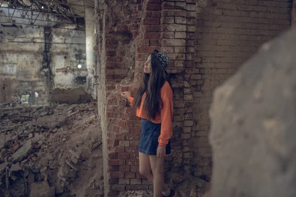 Retrato Una Adolescente Posando Edificio Abandonado — Foto de Stock