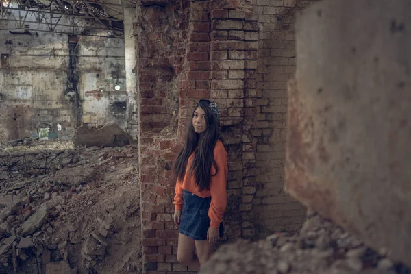 Retrato Una Adolescente Posando Edificio Abandonado — Foto de Stock