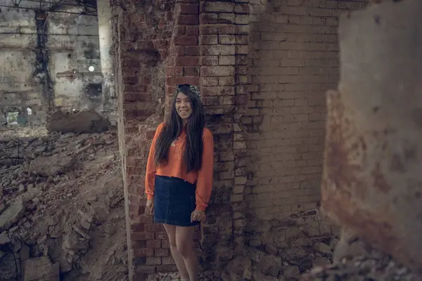 Retrato Una Adolescente Posando Edificio Abandonado — Foto de Stock