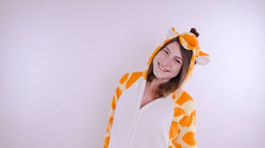 Pijama bir zürafa şeklinde. Duygusal bir öğrenci portresi