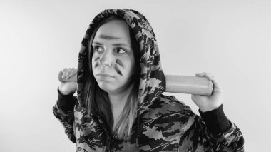 Fırtınalı deniz ve gökyüzü. Endişeliyim bulutlar ve gri okyanus. Vahşi doğa koyu dramatik arka plan. Tonda ve filtre uygulanmış kare fotoğraf kopya alanı ile.