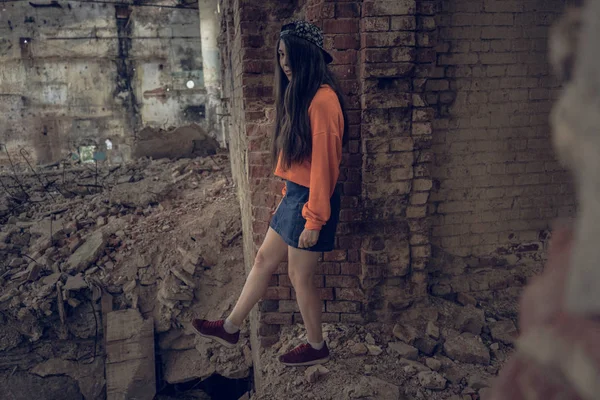 Retrato Uma Adolescente Posando Prédio Abandonado — Fotografia de Stock