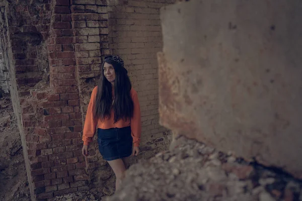 Retrato Una Adolescente Posando Edificio Abandonado — Foto de Stock