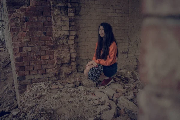 Retrato Una Adolescente Posando Edificio Abandonado — Foto de Stock