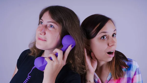 Retrato Duas Jovens Mulheres Atraentes Juntos Sorrindo Uma Menina Falando — Fotografia de Stock