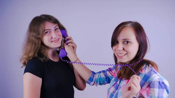 Retrato Duas Jovens Mulheres Atraentes Juntos Sorrindo Uma Menina Falando — Fotografia de Stock