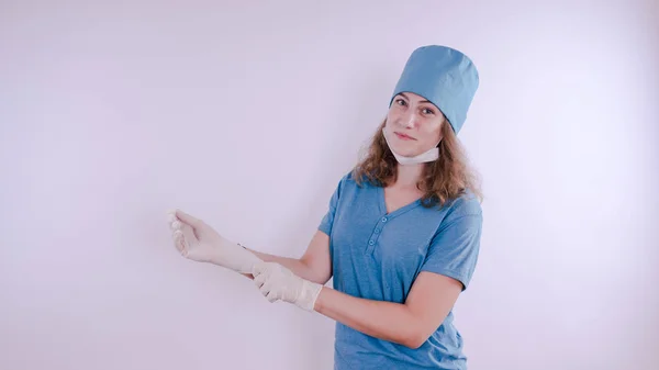 Portrait Une Femme Médecin Souriante Une Infirmière Uniforme Médical Blanc — Photo