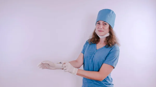 Portrait Une Femme Médecin Souriante Une Infirmière Uniforme Médical Blanc — Photo