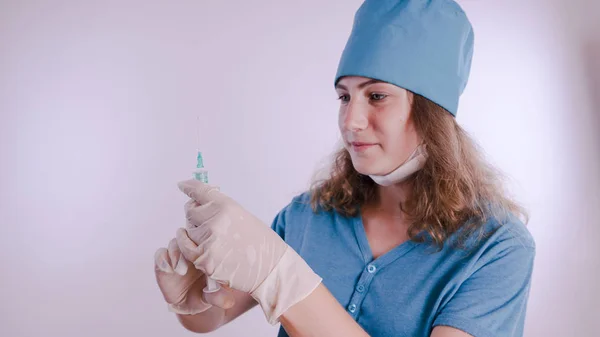 優しい笑みを浮かべて医師女性またはコピー領域と白い背景で隔離 注射器と白い医療制服の看護師の肖像画 薬と健康管理の概念 — ストック写真