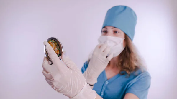 Portrait Une Femme Médecin Souriante Une Infirmière Uniforme Médical Blanc — Photo