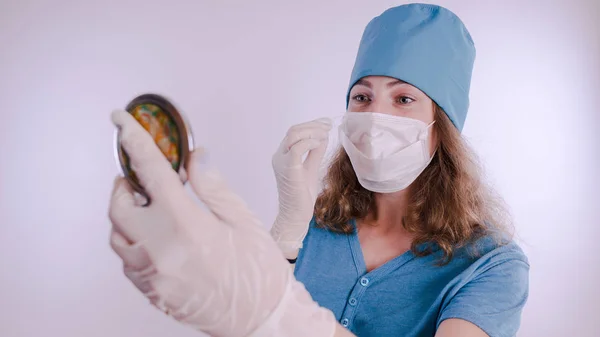 Porträtt Vänligt Leende Läkare Kvinna Eller Sjuksköterska Vit Medicinsk Uniform — Stockfoto