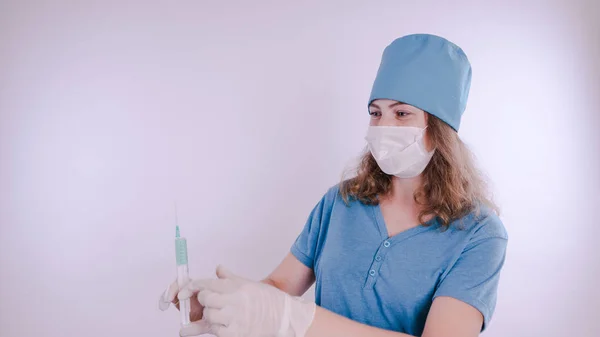 Portrait Une Femme Médecin Souriante Une Infirmière Uniforme Médical Blanc — Photo