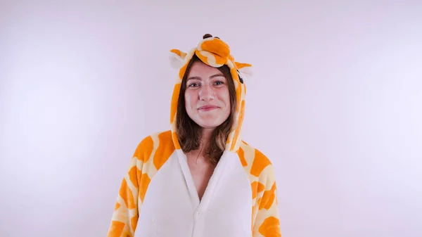 Menina Pijama Infantil Brilhante Forma Uma Girafa Retrato Emocional Estudante — Fotografia de Stock