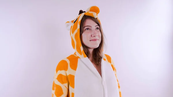 Menina Pijama Infantil Brilhante Forma Uma Girafa Retrato Emocional Estudante — Fotografia de Stock