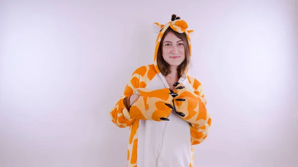 Menina Pijama Infantil Brilhante Forma Uma Girafa Retrato Emocional Estudante — Fotografia de Stock