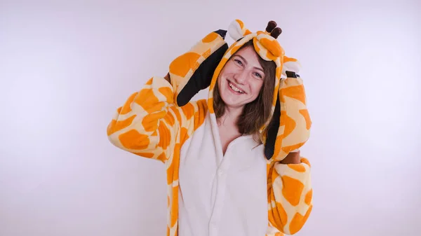 Menina Pijama Infantil Brilhante Forma Uma Girafa Retrato Emocional Estudante — Fotografia de Stock