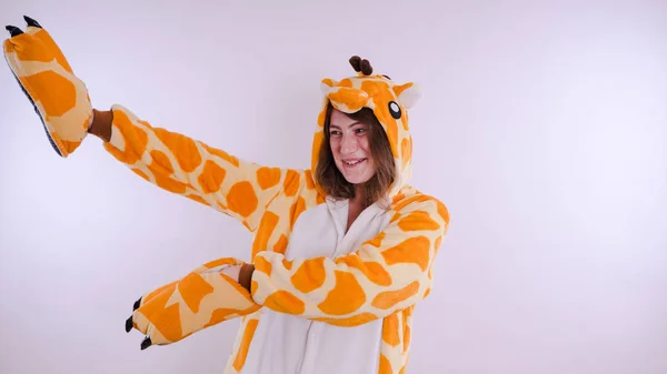 Dziewczyna Piżamy Dziecięce Jasny Formie Żyrafa Emocjonalne Portret Studenta Kostium — Zdjęcie stockowe