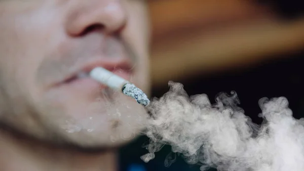 Uomo Fuma Una Sigaretta Tizio Con Gli Occhiali Fuma Sigarette — Foto Stock