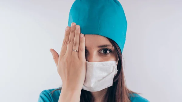 Portrait Une Femme Une Infirmière Souriante Uniforme Médical Blanc Isolée — Photo