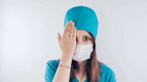 Portrait Une Femme Une Infirmière Souriante Uniforme Médical Blanc Isolée — Photo