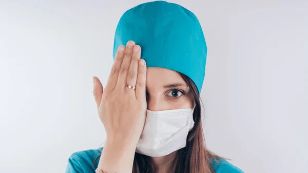 Portrait Une Femme Une Infirmière Souriante Uniforme Médical Blanc Isolée — Photo