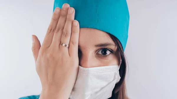 Portrait Une Femme Une Infirmière Souriante Uniforme Médical Blanc Isolée — Photo