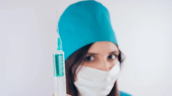 Portrait Une Femme Médecin Souriante Une Infirmière Uniforme Médical Blanc — Photo