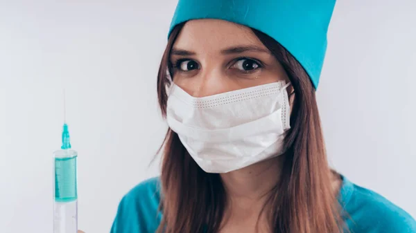 Portrait Une Femme Médecin Souriante Une Infirmière Uniforme Médical Blanc — Photo