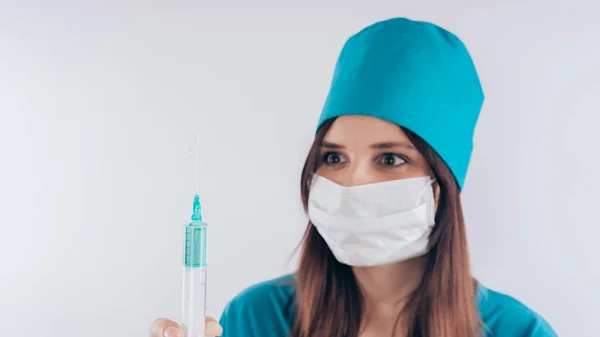 Portrait Une Femme Médecin Souriante Une Infirmière Uniforme Médical Blanc — Photo