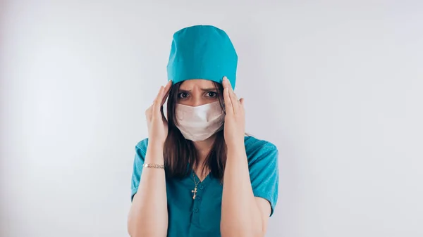 Portrait Une Femme Médecin Souriante Une Infirmière Uniforme Médical Blanc — Photo